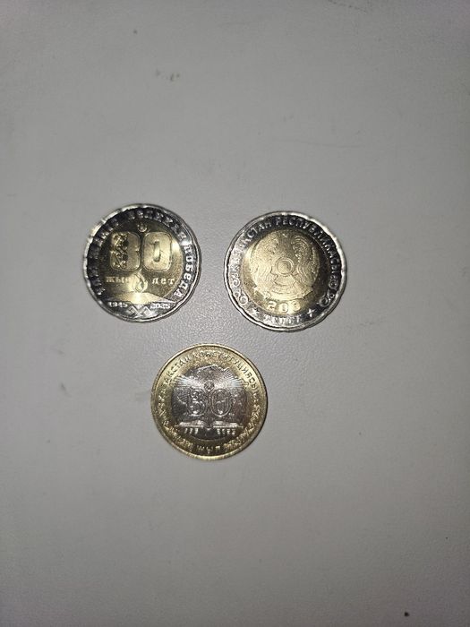 Продам монеты 100тг 1 шт и 200тг 2 шт