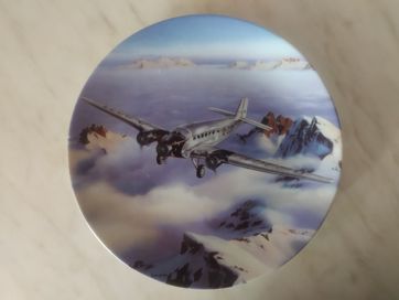 Порцеланова чиния със самолет