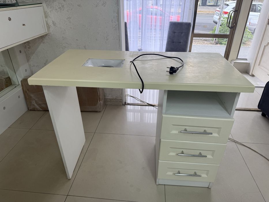 Маникюрный стол