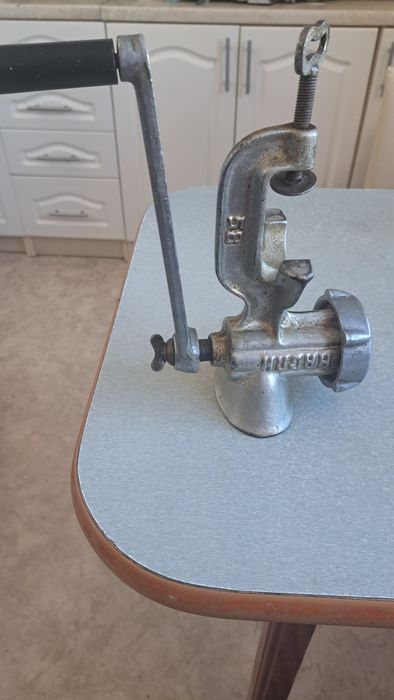 Мясорубка чугунная советская