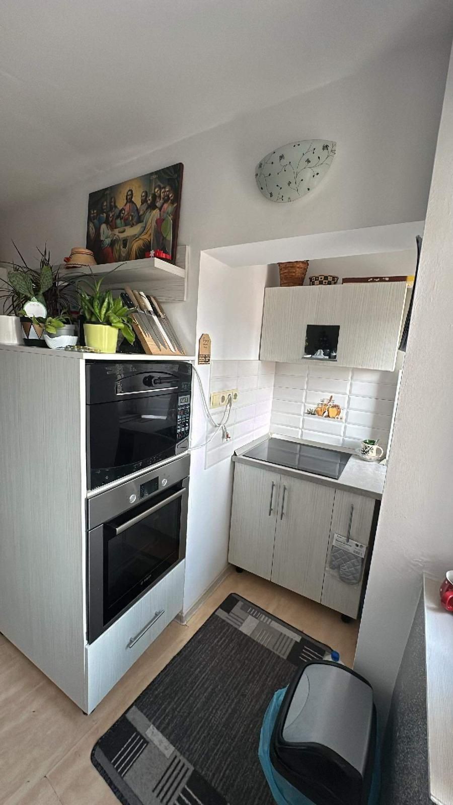 Vând apartament cu trei camere + living și garaj