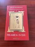 Carte piramida rosie