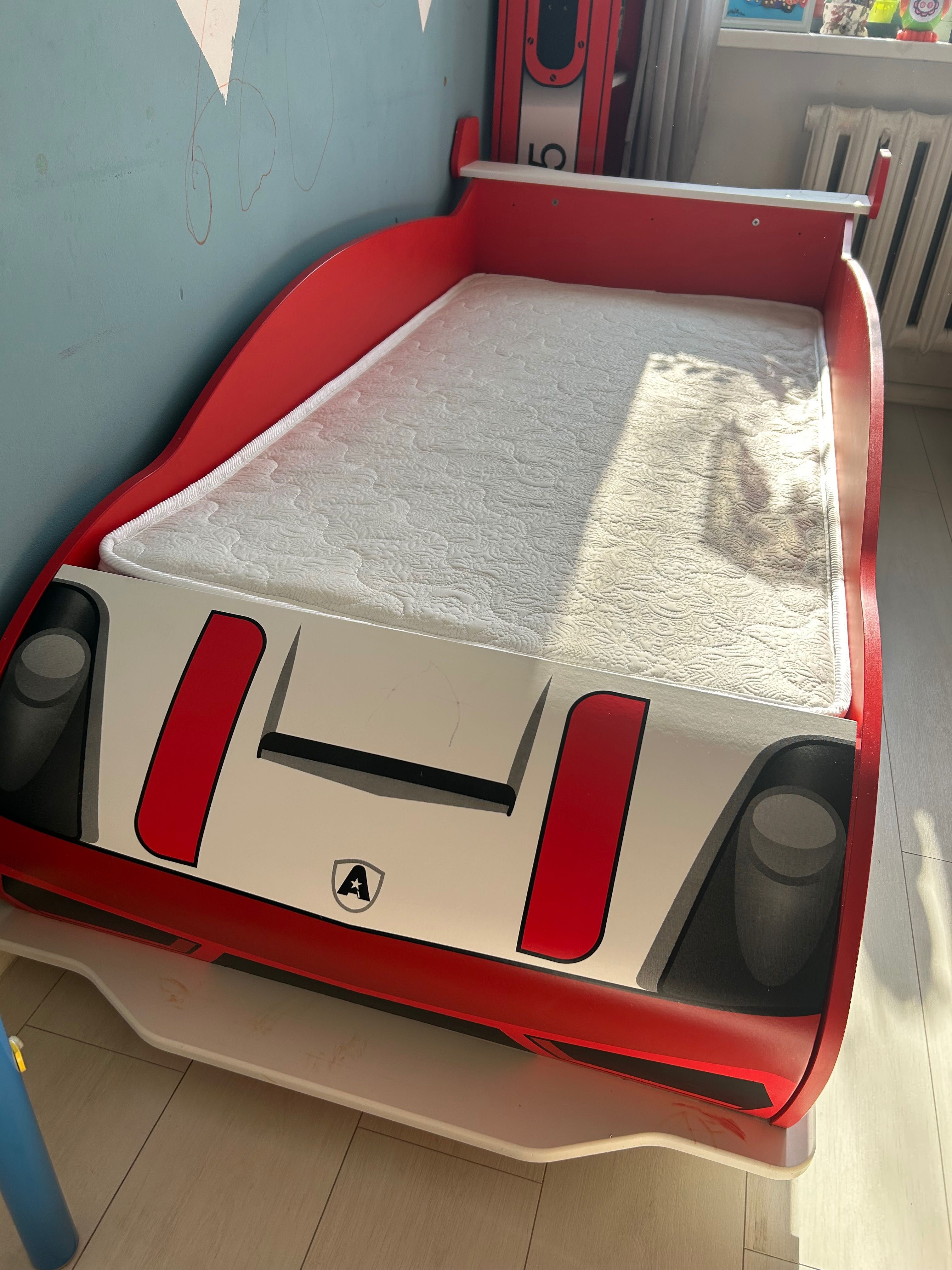 Детская кровать машина с подсветкой снизу