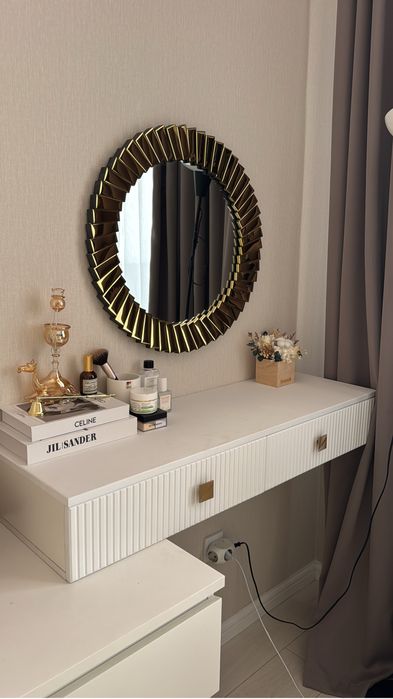 Туалетный столик с зеркалом