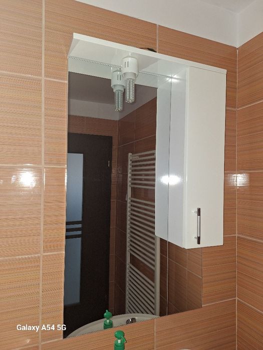 Oglinda cu dulap și lumina