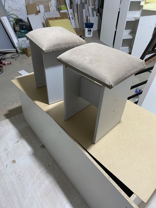 Табуретка новый 2 штука 6000 тенге хорошый поролон