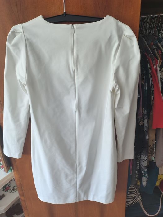 Vind rochie alba  ptr fete.
