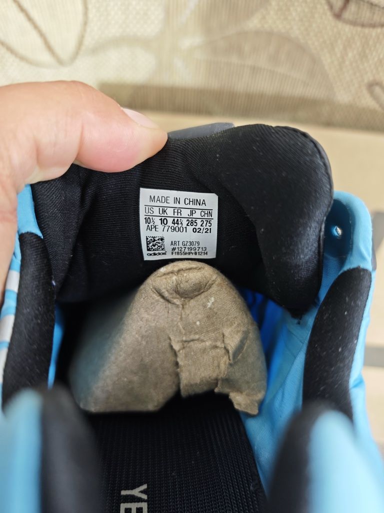 Adidas Yeezy 700 blue cian