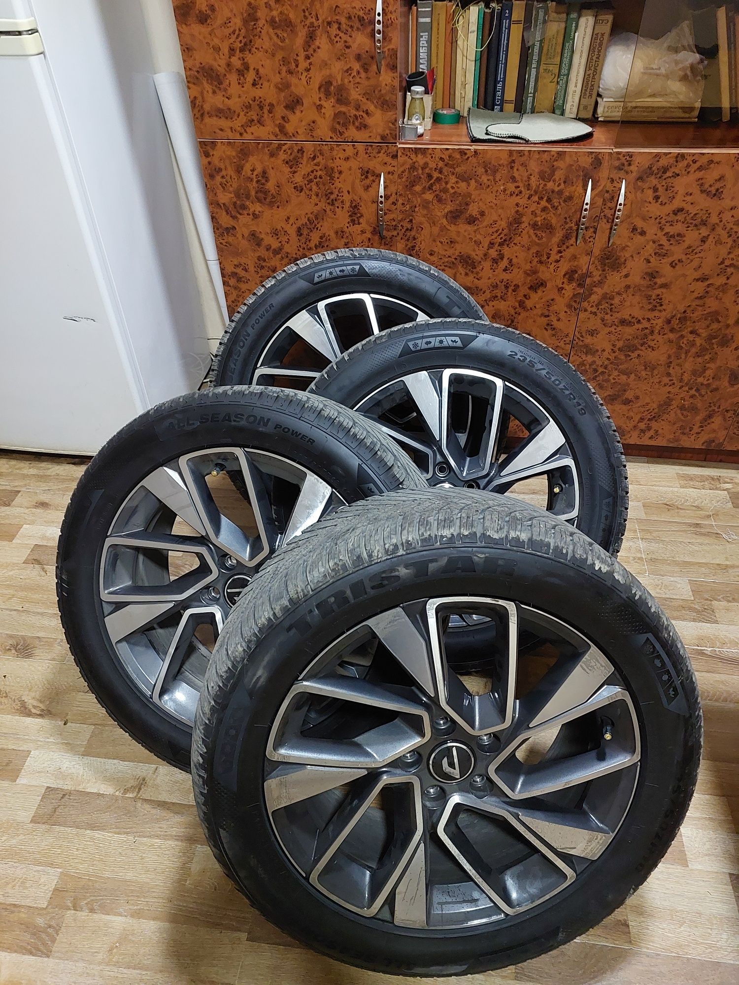 Продаю R18 диски с резиной