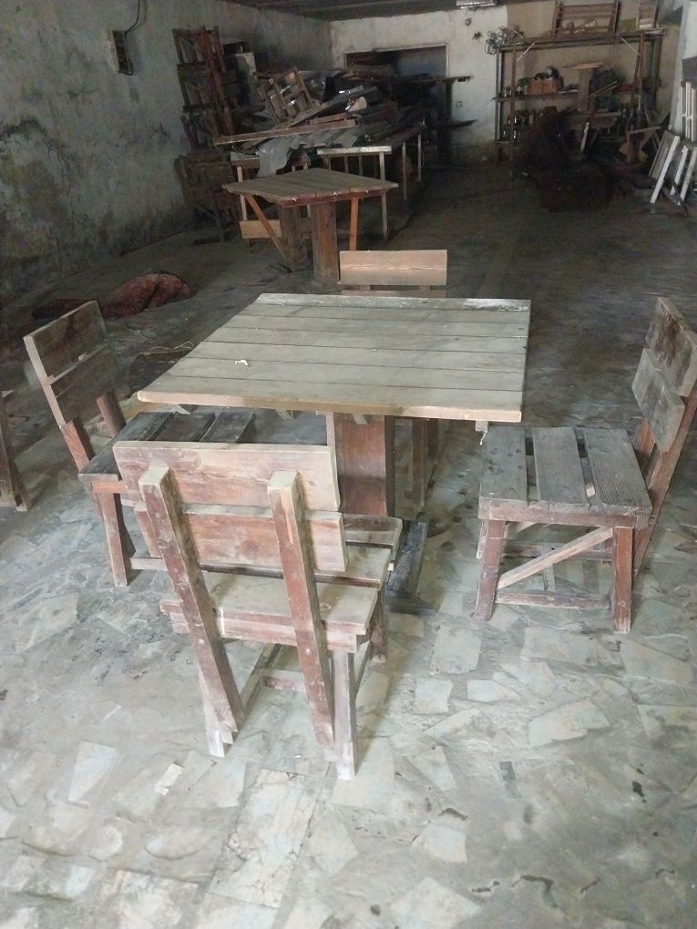 4 kishilik stol stullar sotiladi