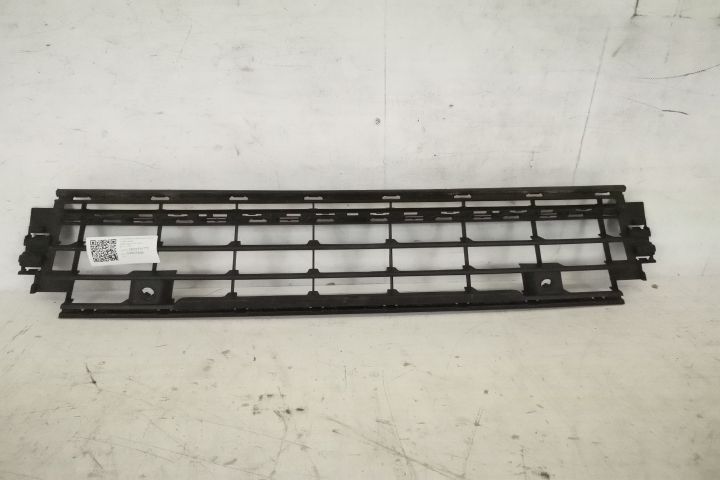 Grila Inferioara Bara Fata Original In Stare Buna  Volkswagen VW  Golf