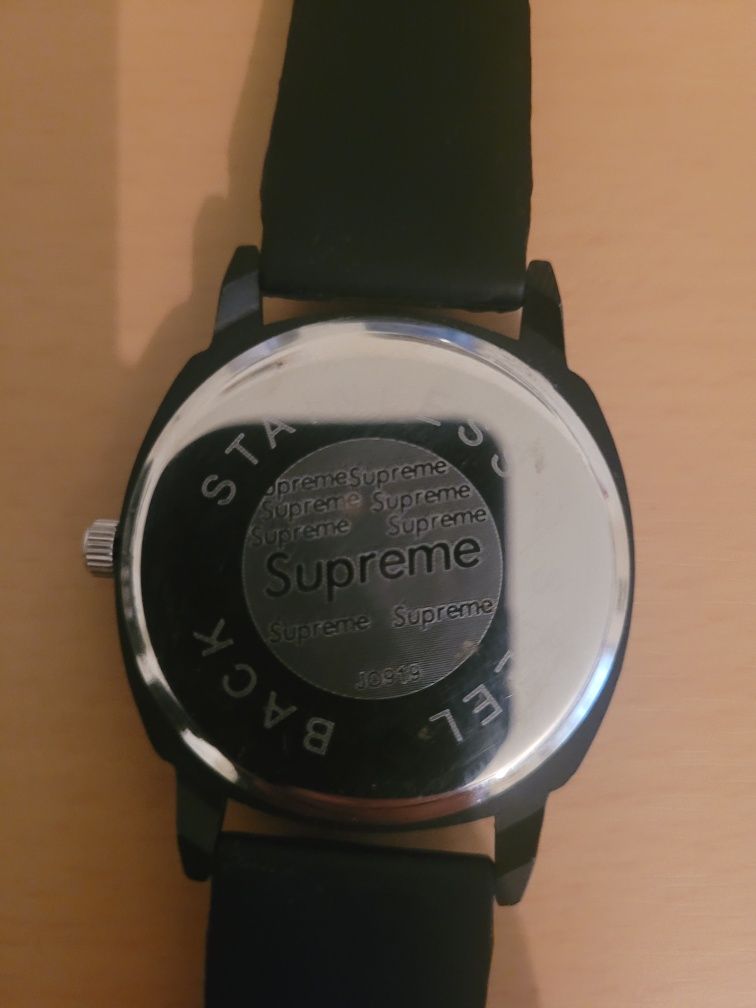 Часовник Supreme кварц