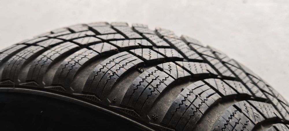 Vând 4 roți iarnă echipate complet cu jante de aliaj
Se potrive