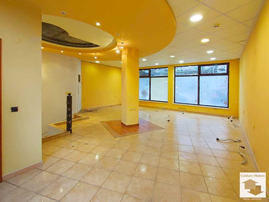 Просторно търговско помещение разположено в центъра на град В. Търново