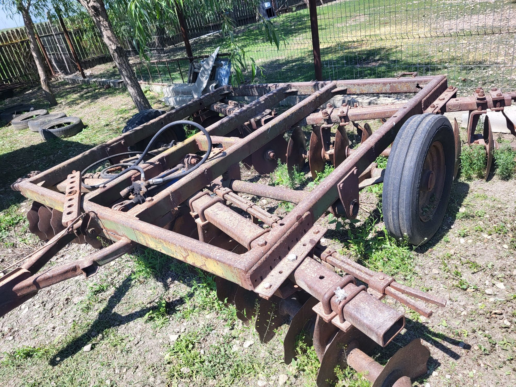 Vand trailer baloti,semanatoare porumb,disc agricol,tocatoare