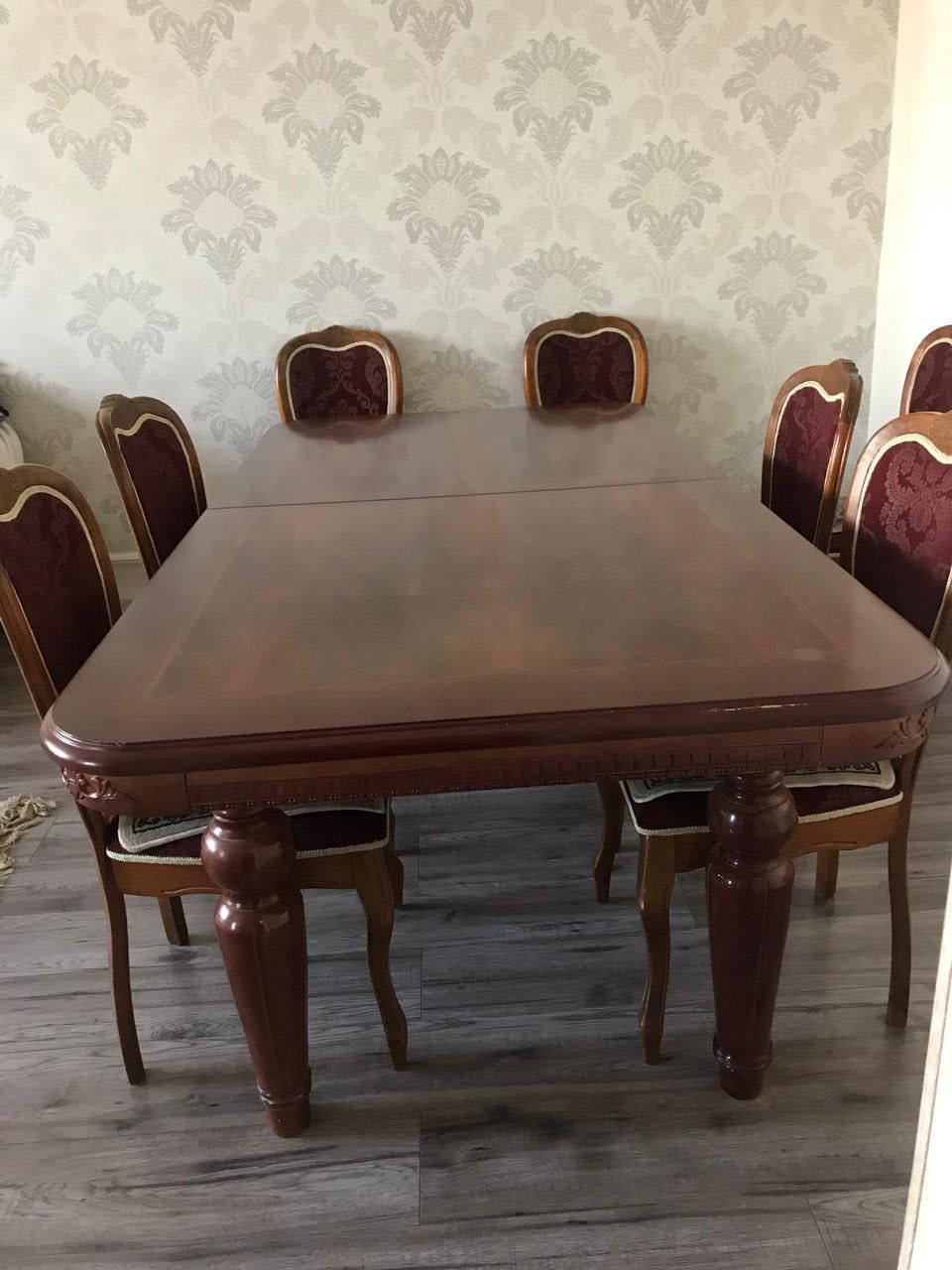 Гостиный стол со стульями