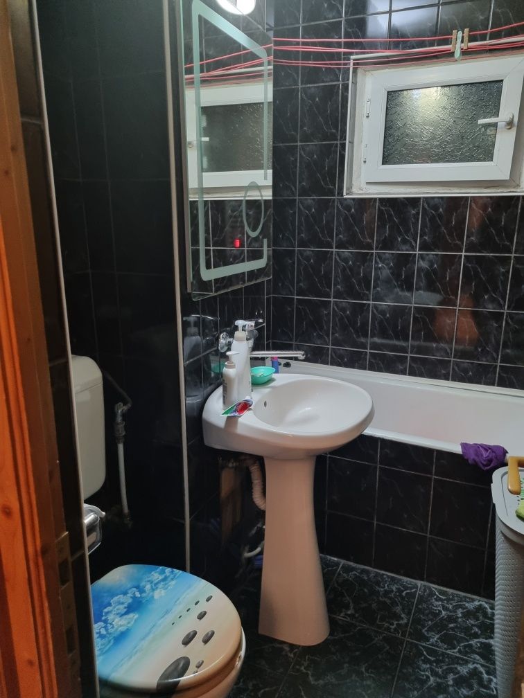 Proprietar Închiriez apartament 3 camere,