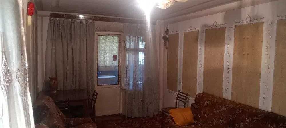 Чиланзар 26кв 1комнатная
1.2.4. кирпич 42м² торец
балкон 2/6 меб тех