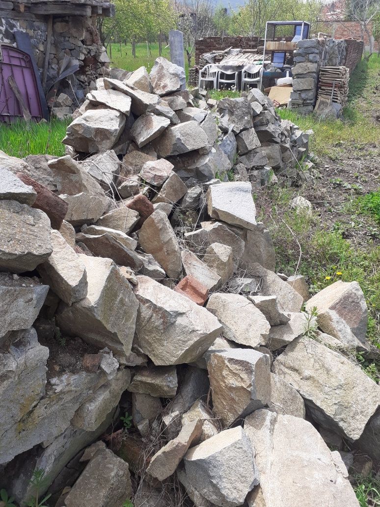 Предлагам камъни и  тухли единични