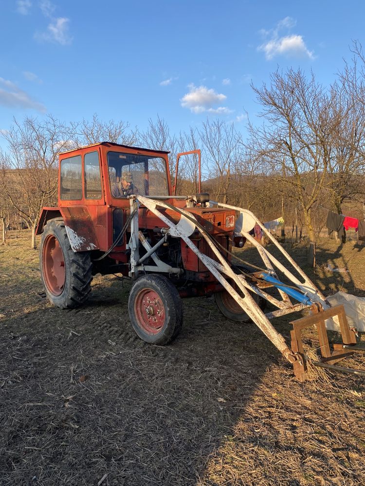 Vand Tractor U650 cu incarcator frontal in stare de functionare