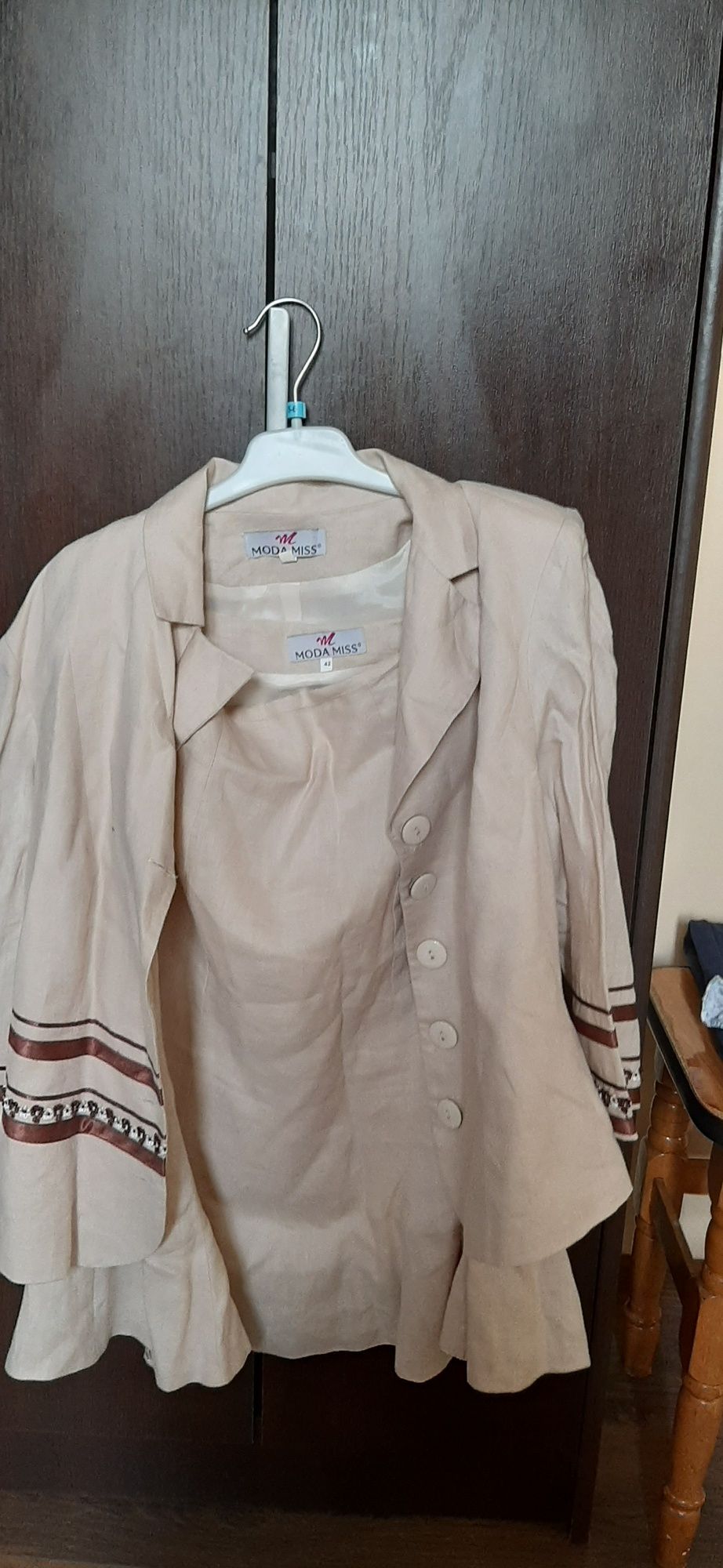 Vând costum de in  marimea 42
