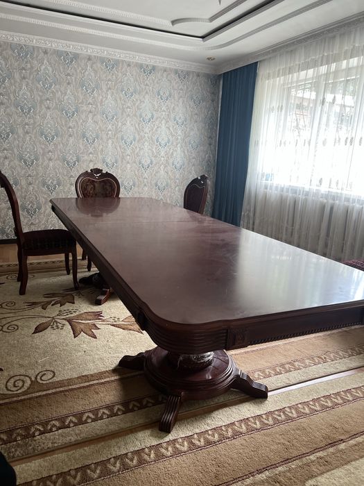 Стол деревянный в комплекте 12 стульев