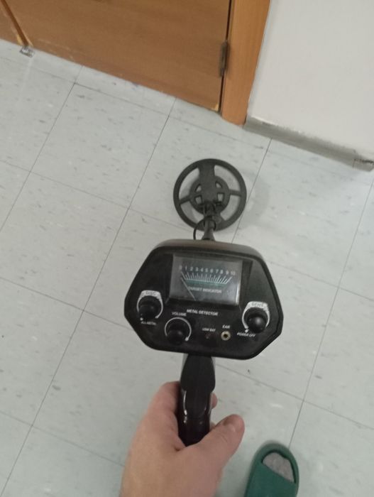 Металлоискатель и много аккумуляторов