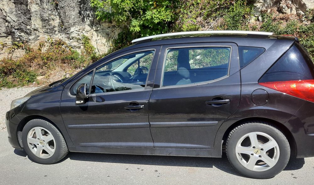 Продавам Пежо, с нова фазова уредба, панорамен покрив. Всичко работи.