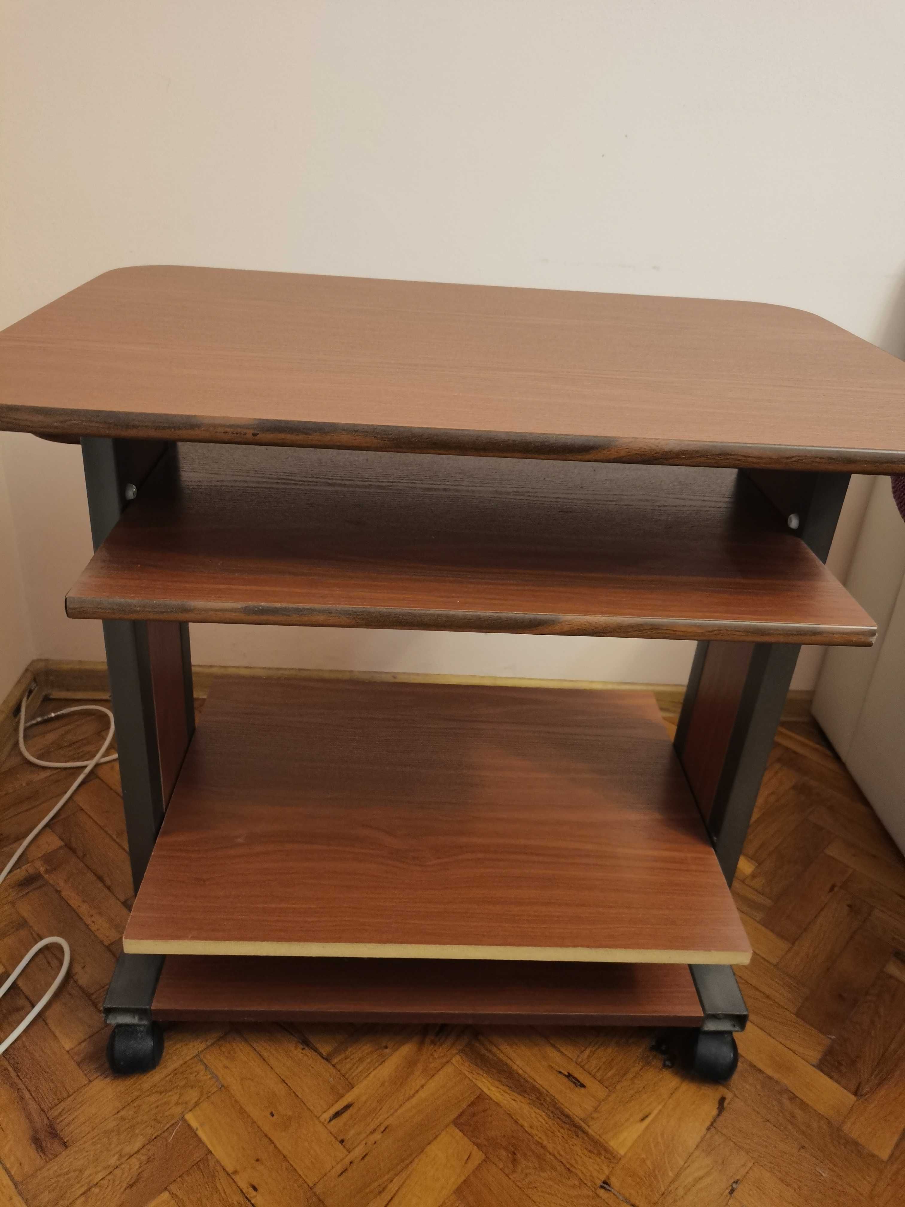 Продавам дървено бюро