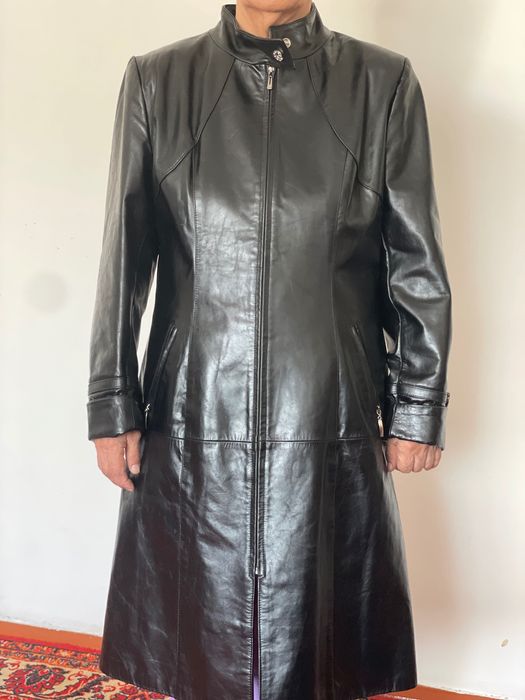 Продам новый кожанный плащ. Красивый, кожа блестит .