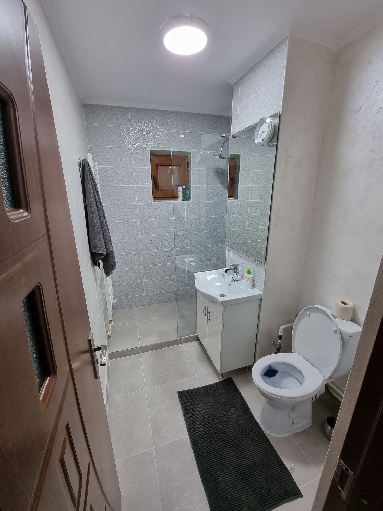 Inchiriez în regim hotelier apartament cu 2 camere