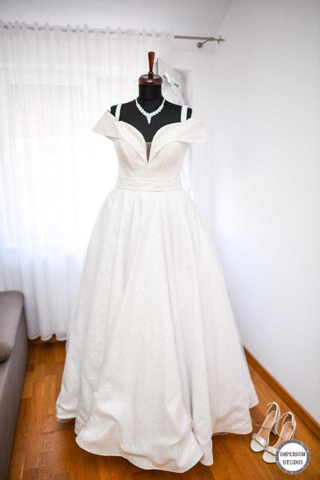 Vand rochie de mireasa marimea M ; L ( 40 ; 42 )