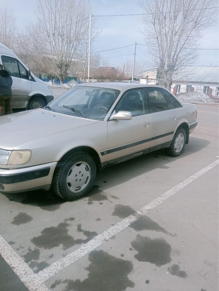 Машина Audi 100.