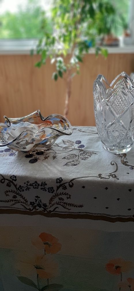 Вазы из стекла и хрусталя.