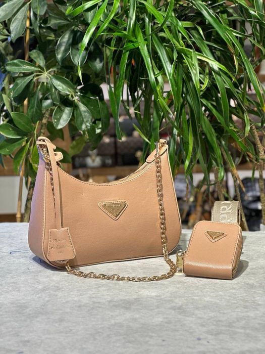 Geanta Prada noua !!! Dimensiuni 23/13 !!!