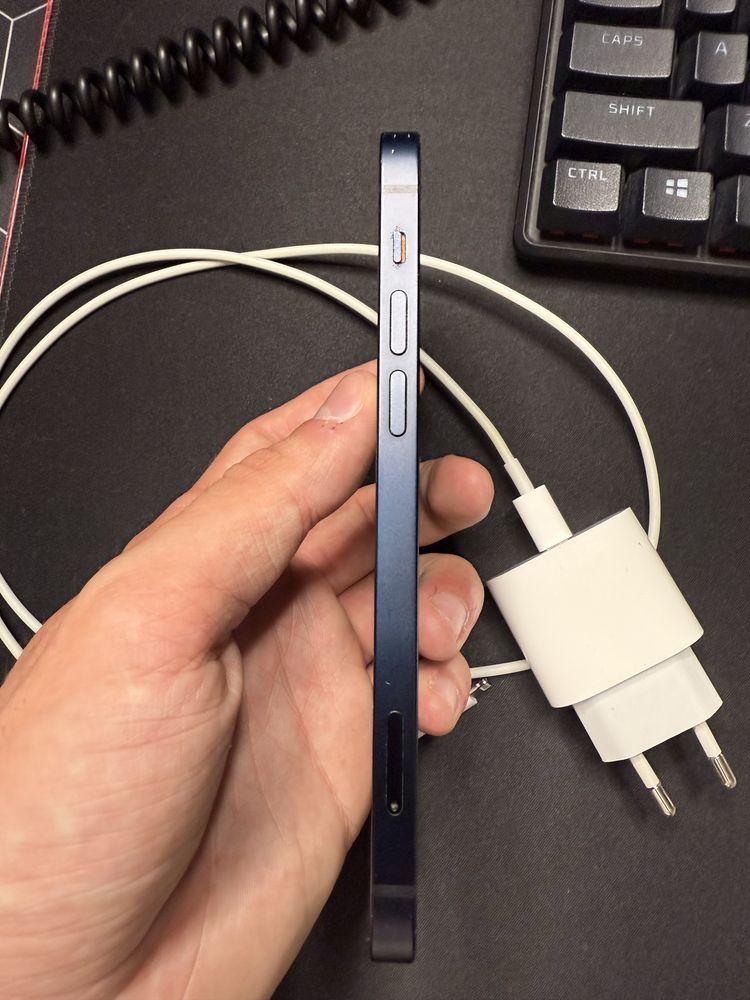 Iphone 12 64gb cu husa, incarcator original.