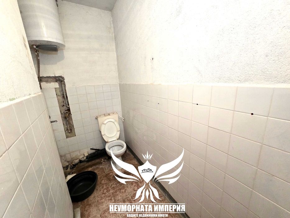 Продавам тристаен с гараж, партерни стаи и 219кв. двор в гр.Асеновград