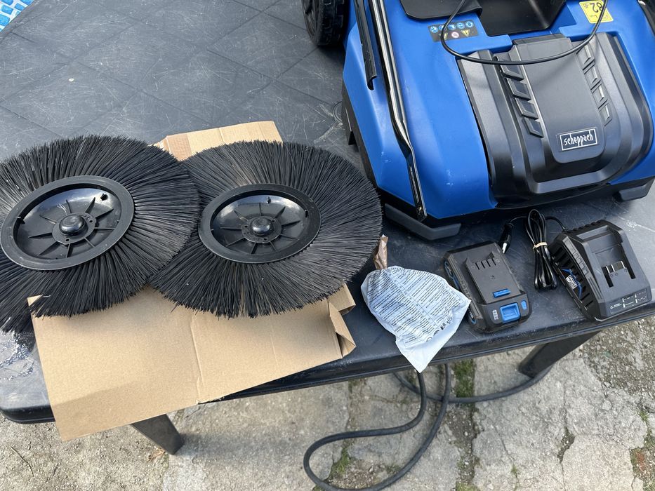 Акулуматорна  и  механична метла