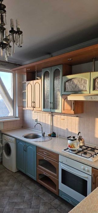 Кухонный гарнитур , вместе с газовой поверхностью и духовкой.