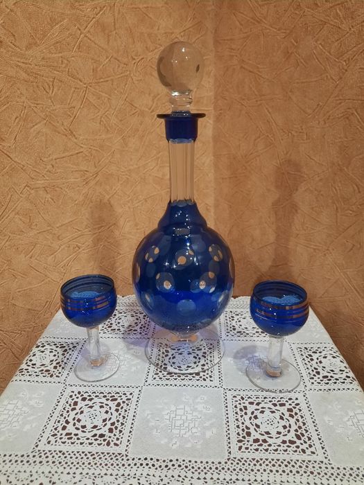 Винтажный красивый графин на ножке и 2 рюмки. Высота графина с крышкой