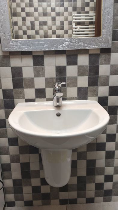 Chiuveta baie cu robinet si piedestral pe perete