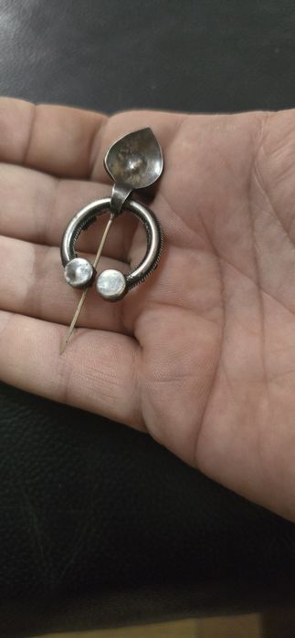 Fibula argint cu pietre naturale prețioase