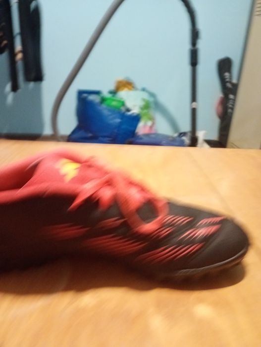 Футболни обувки стоножки Adidas Predator