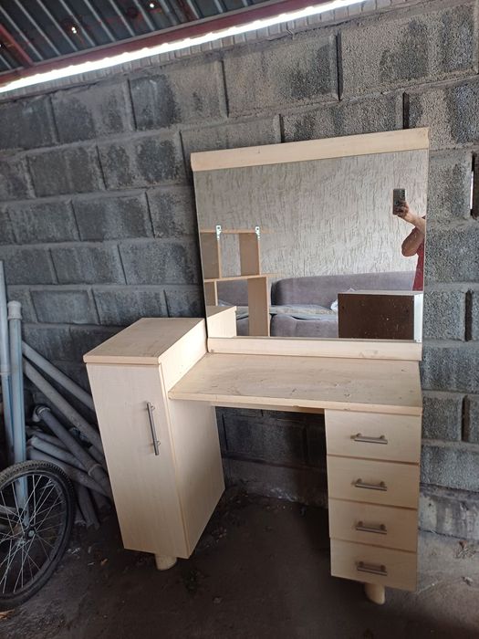 Комод, туалетный столик с зеркалом и тумбы