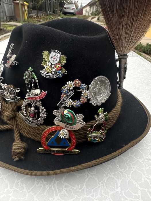 Palarie vanator cu 14 insigne