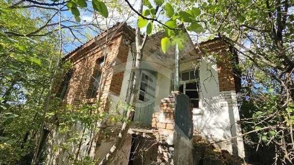 Парцел с къща за събаряне в село Невестино 92984