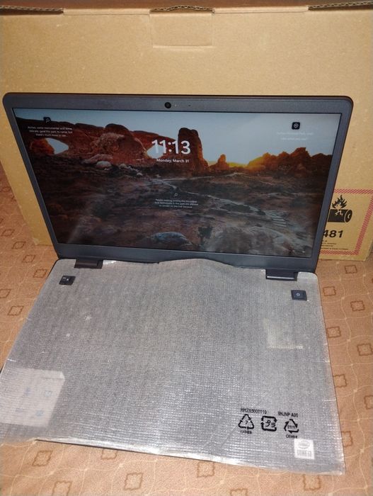 Laptop dell i3 ,8 GB ddr4,256 GB ssd placa intel uhd