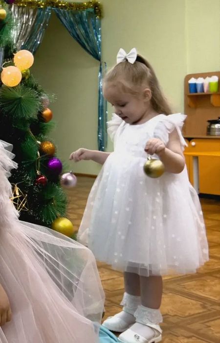 Платье белое ,на 2-3 года