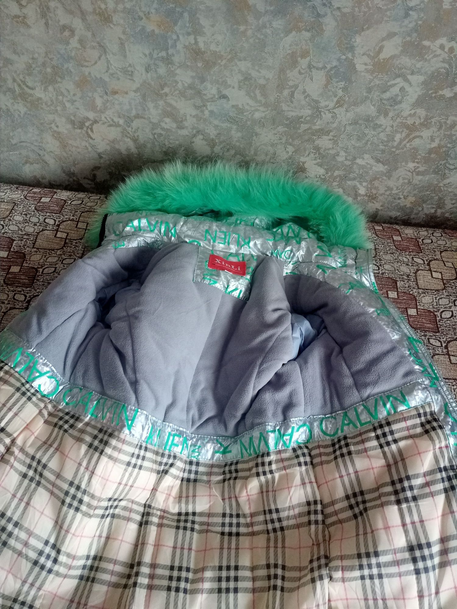 Продам куртку зимнюю на девочку