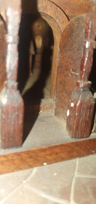 Machetă din lemn interpretând o biserică